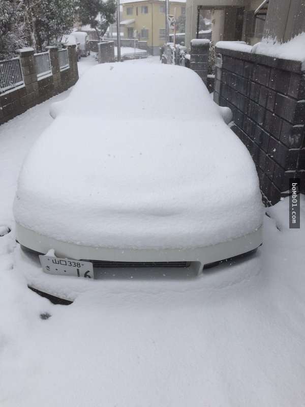 他在晚上查看被白雪覆蓋的愛車時還沒有異常，但隔天卻驚現「讓人嚇到癡笑」的神秘凹痕！