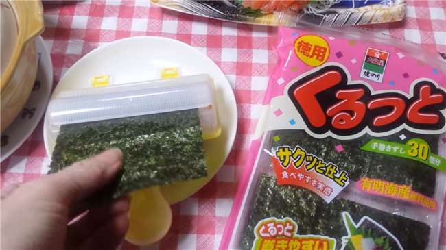 她把白飯放到看起來像玩具的「工具」中，搖了幾下我才發現…發明這個的人真是天才！