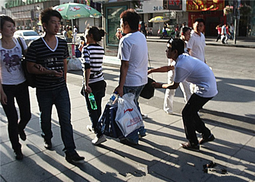 到國外旅遊要小心，看看這組冒死偷拍到的照片，請分享出去讓更多人知道！！！