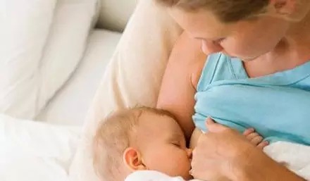 母親夜間喂奶睡著 53天大的寶寶被堵窒息死亡，再也別讓孩子這樣睡著了！
