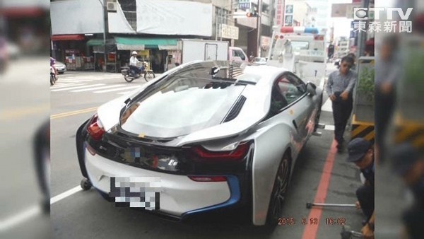 近千萬BMW i8超跑違停 警3分鐘霸氣拖走