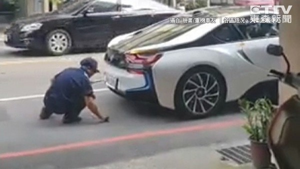 近千萬BMW i8超跑違停 警3分鐘霸氣拖走