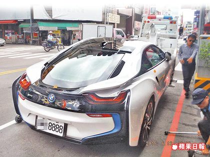 近千萬BMW i8超跑違停 警3分鐘霸氣拖走