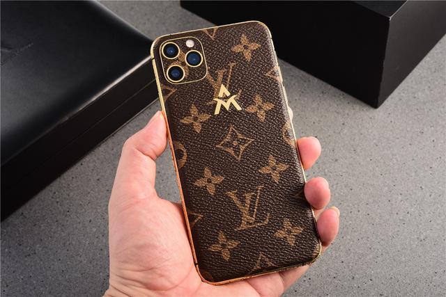 把新買的LV包直接剪掉，製作​​“LV”版iPhone，這顏值我給滿分