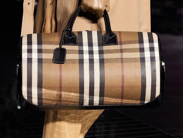 近距離直擊Burberry2020秋冬秀中包袋