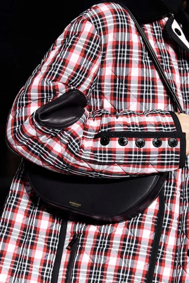 近距離直擊Burberry2020秋冬秀中包袋