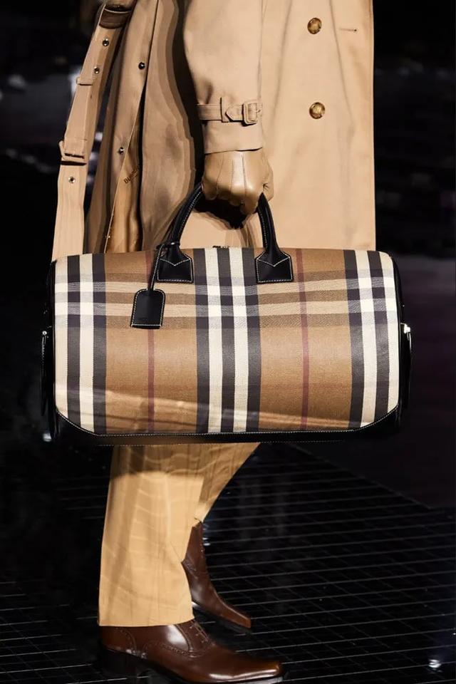 近距離直擊Burberry2020秋冬秀中包袋