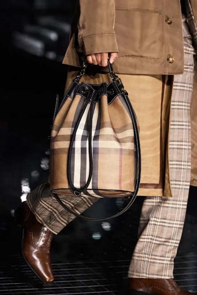 近距離直擊Burberry2020秋冬秀中包袋