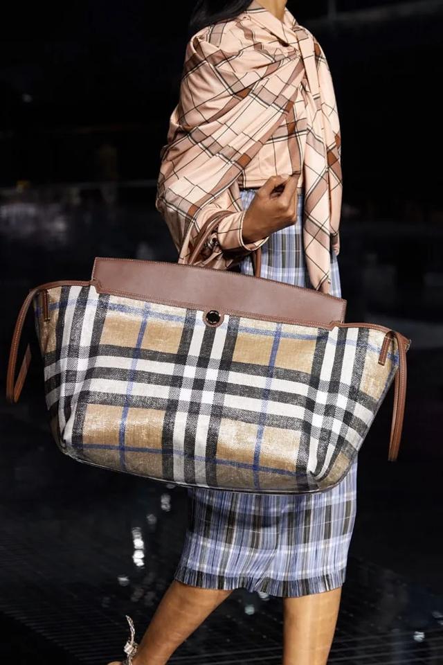 近距離直擊Burberry2020秋冬秀中包袋