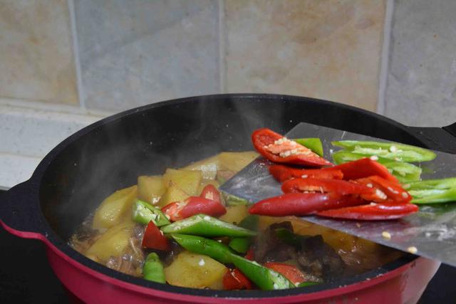 土豆和此肉是黃金搭檔，肉不油膩了，入味又好吃，經典傳承菜餚