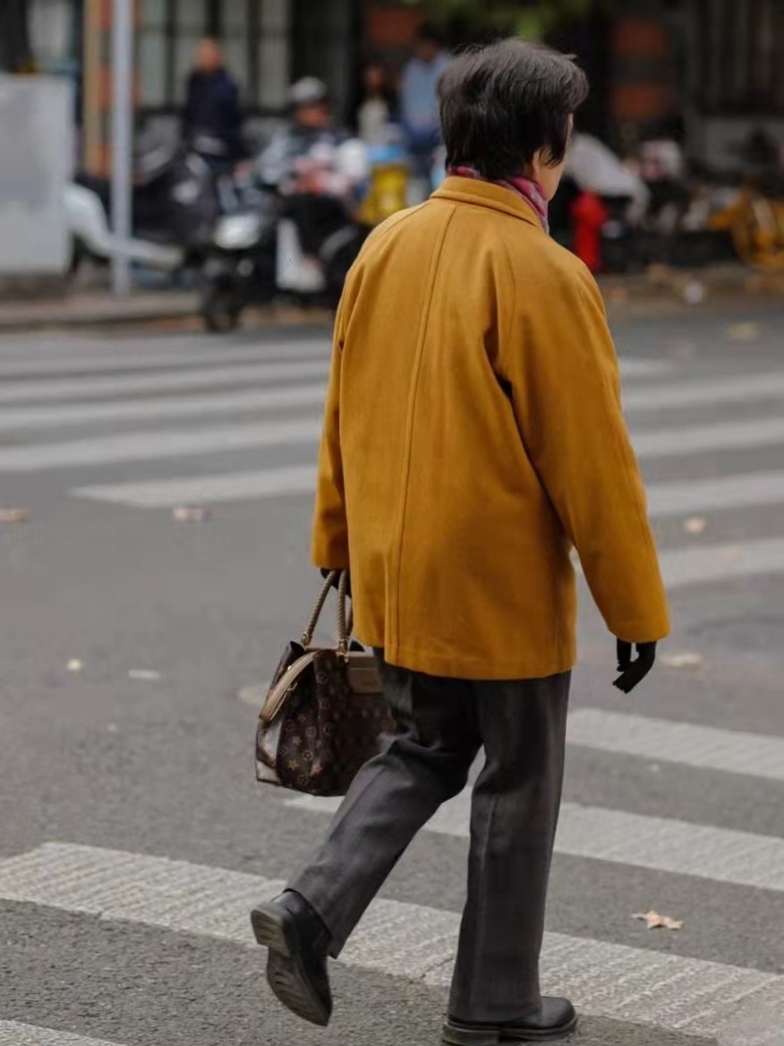 冬日街頭的“老年人穿搭”，時尚得體，這才是忙著變美、優雅老去