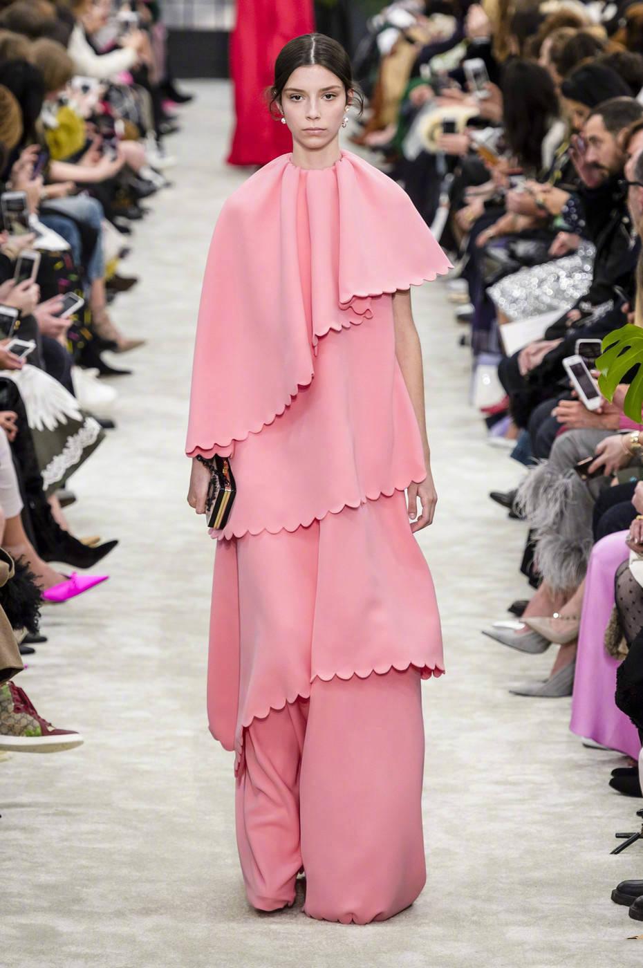 Valentino（華倫天奴）Fall 2018 這季華倫天奴美cry，你們覺得呢