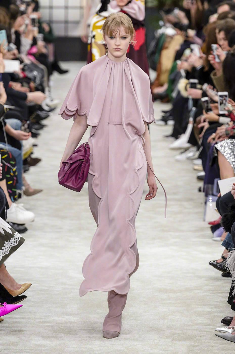 Valentino（華倫天奴）Fall 2018 這季華倫天奴美cry，你們覺得呢